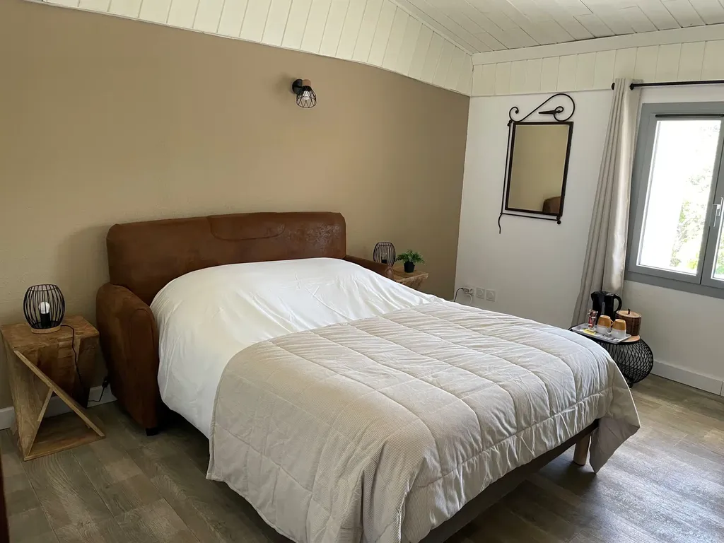 Réserver une chambre pour deux personnes avec un lit de 140cm dans un gîte de charme près de Manosque