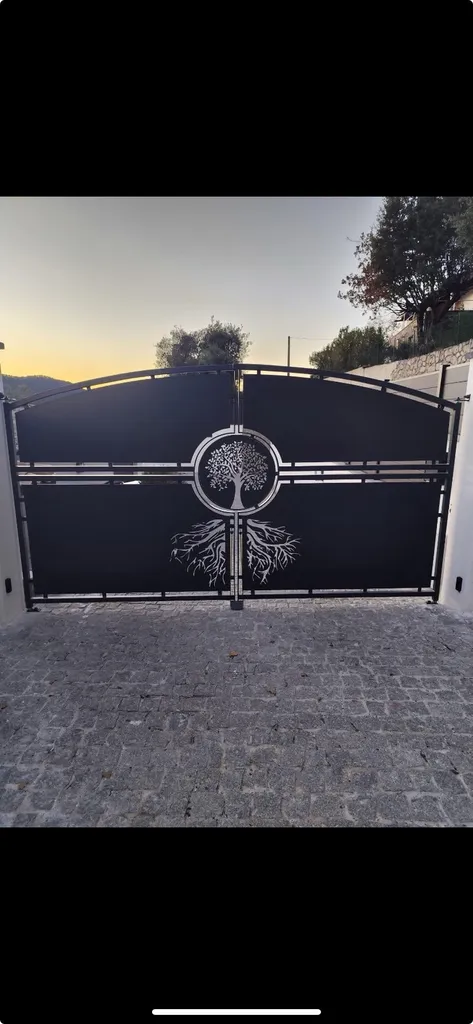 Découpe de décor sur acier pour portail personnalisé et enseigne publicitaire à Toulon dans le Var