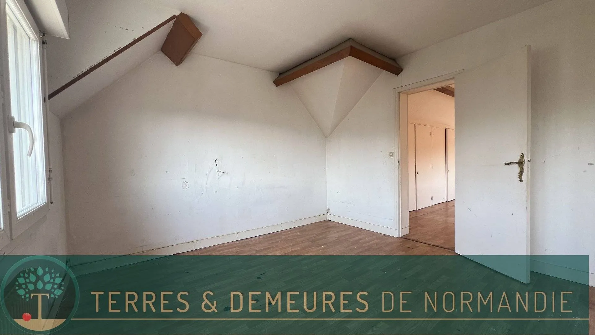 Maison individuelle des années 40 de 95m², 2 chambres, jardin clos arboré 325m², en bon état structurel mais à rénover entièrement, située à Eu 76260.