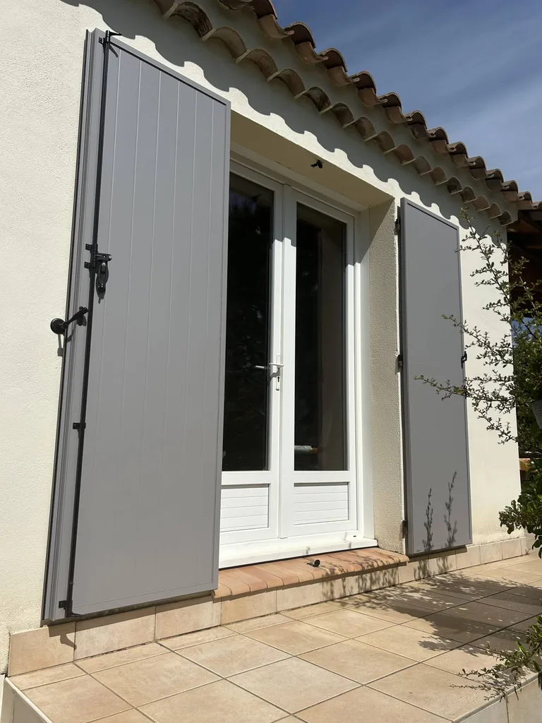 Installation de volets battants en aluminium dans le Luberon