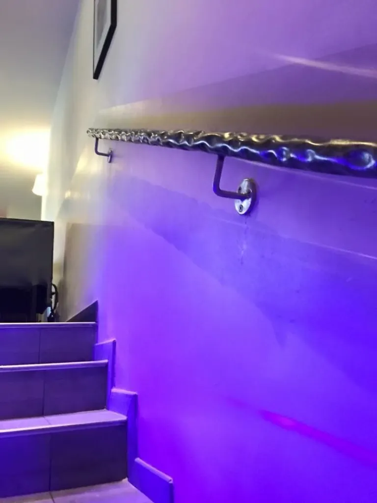 Bar de pieds de comptoir dans un restaurant à Ventabren