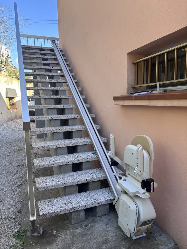 Espace maximal disponible une fois replié pour ce fauteuil monte escalier extérieur ACORN A130 Rousset en Pays d'Aix