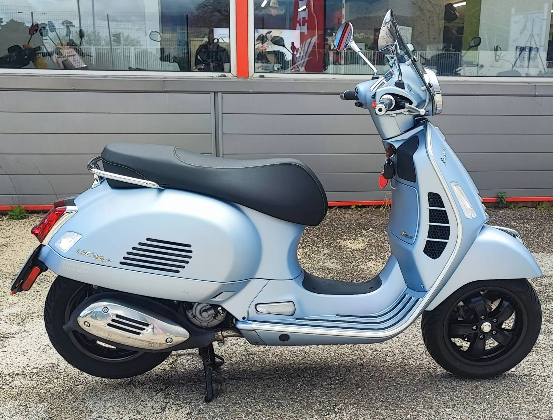 VESPA GTS 300 TECH HPE DU 04/2023 AVEC 3250 KM.