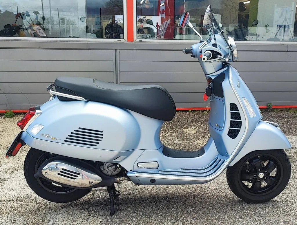VESPA GTS 300 TECH HPE DU 04/2023 AVEC 3250 KM.