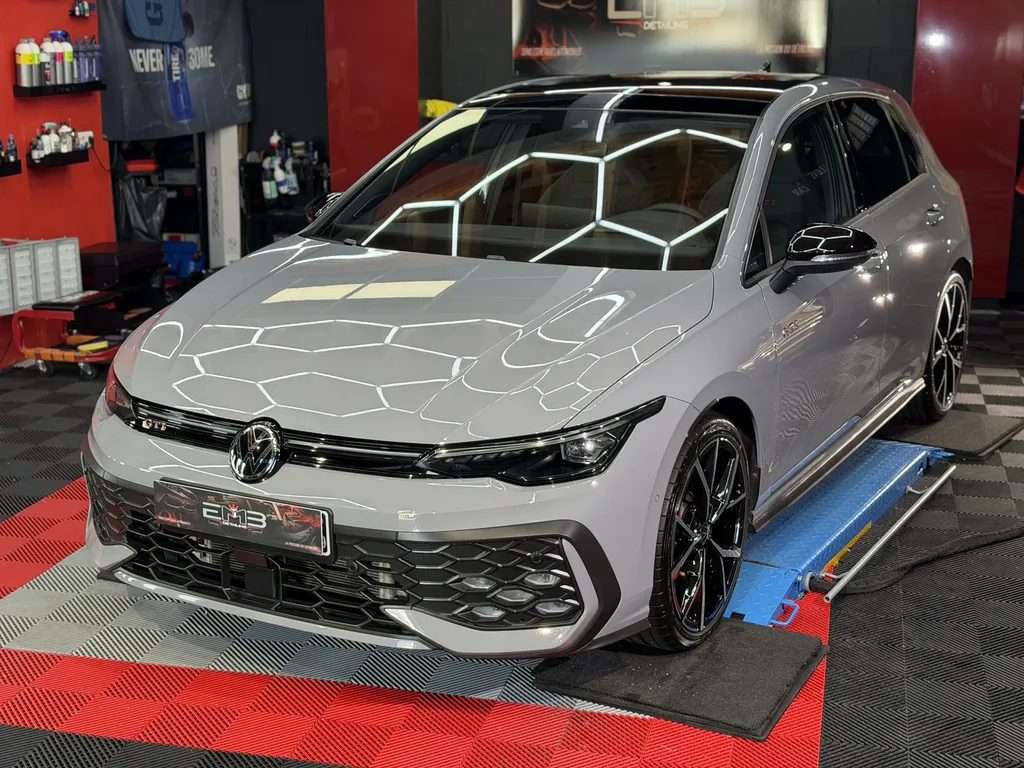 Rénovation carrosserie et traitement céramique Volkswagen Golf 8 GTI à Dardilly proche Lyon avec polissage professionnel par EMB DETAILING