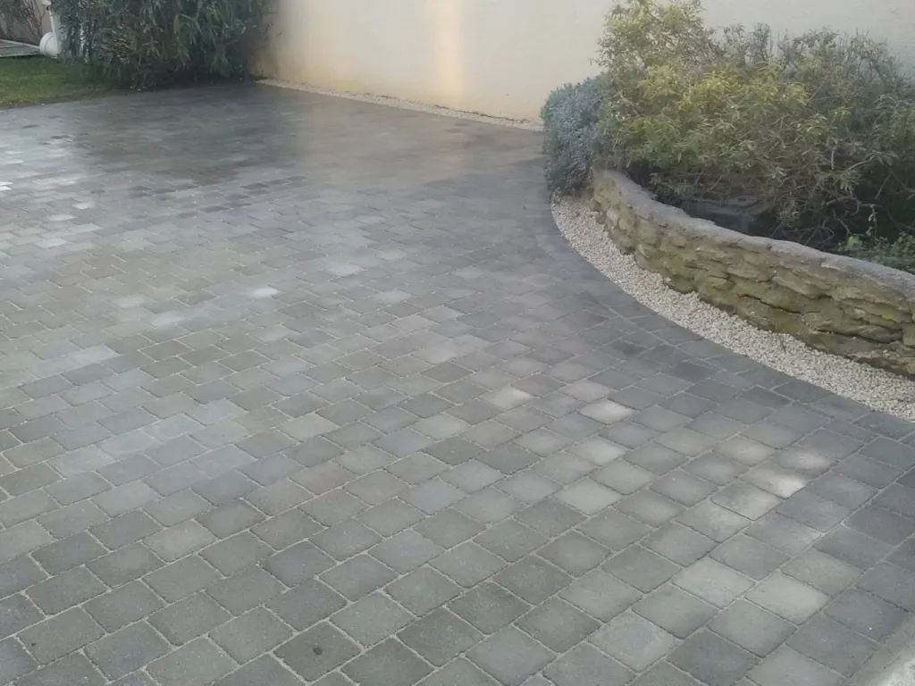 Faire un parking avec des pavés carrossables gris pas chers proche de Ventabren