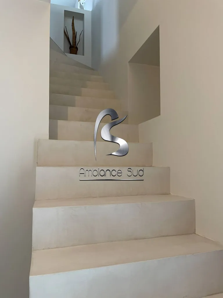 Faire appel à un professionnel pour la rénovation d’une cage d’escalier en béton ciré à Marseille dans les Bouches-du-Rhône 13