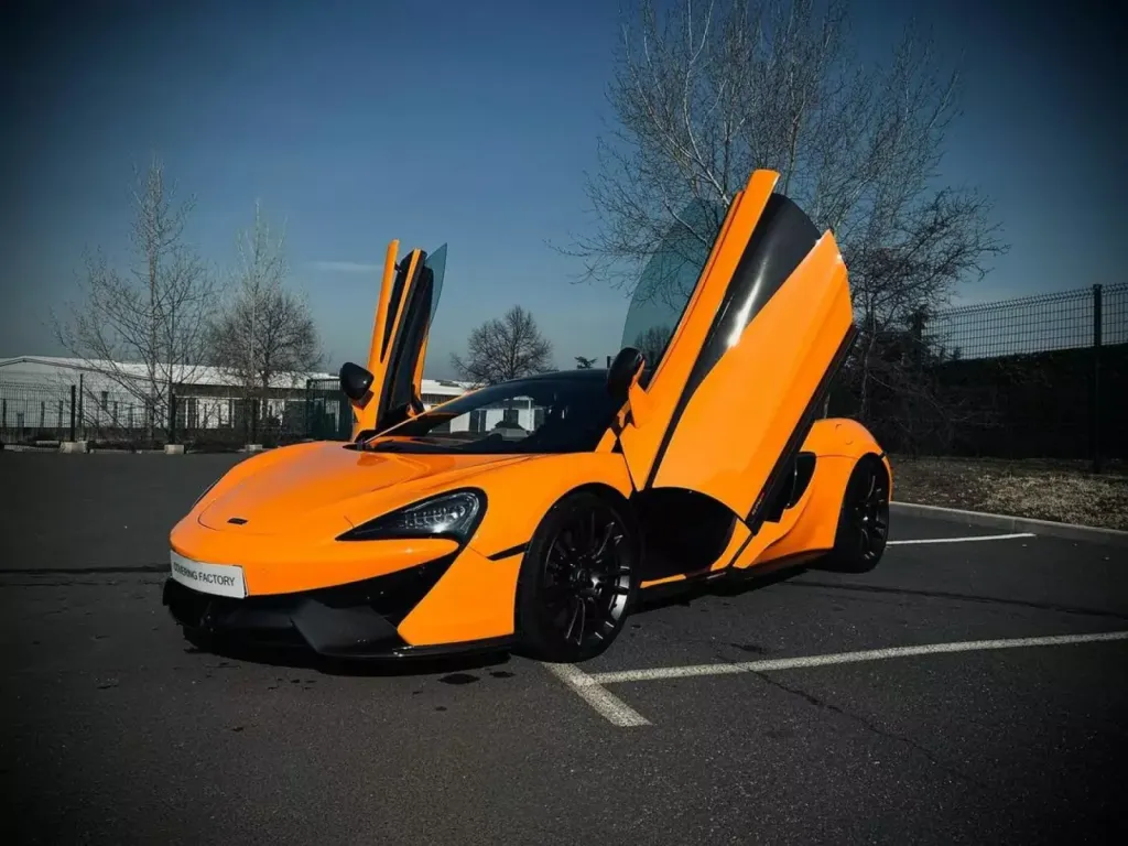 Pose d'une protection transparente PPF XPEL sur une McLaren 570S à Saint Etienne