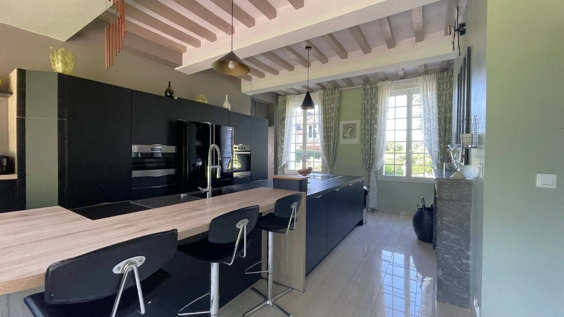 Propriété avec grand séjour à vendre** : Au rez-de-chaussée, une entrée avec dressing et un lumineux séjour d'environ 60 m² avec cheminée.