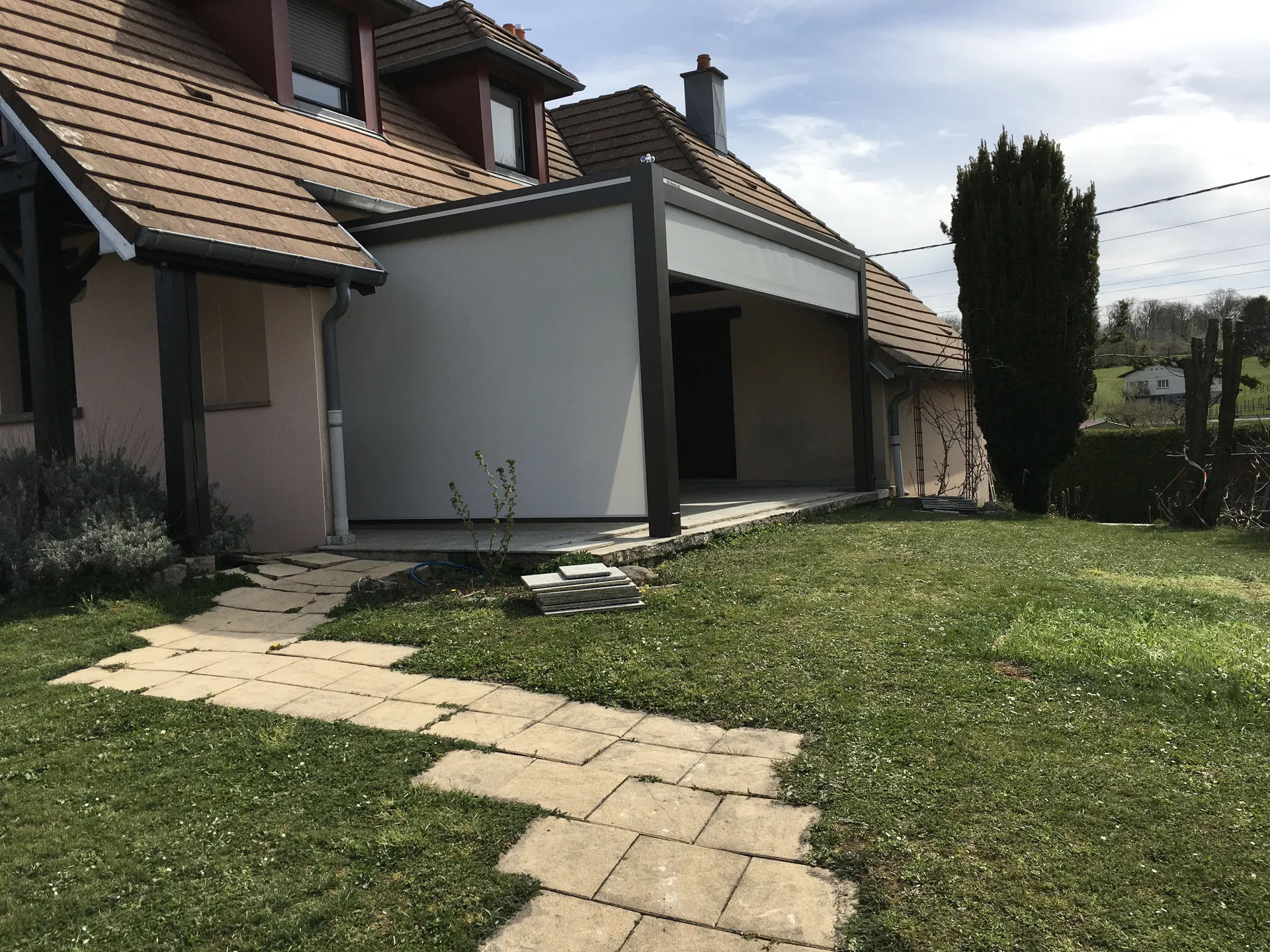 A SEVENANS 90400 Pergola bioclimatique à lames orientables 130°, robuste, élégante, coloris brun, idéale pour votre extérieur à Sevenans 90400