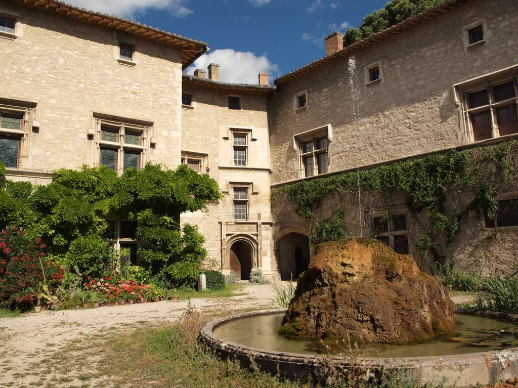 Château à restaurer en Provence