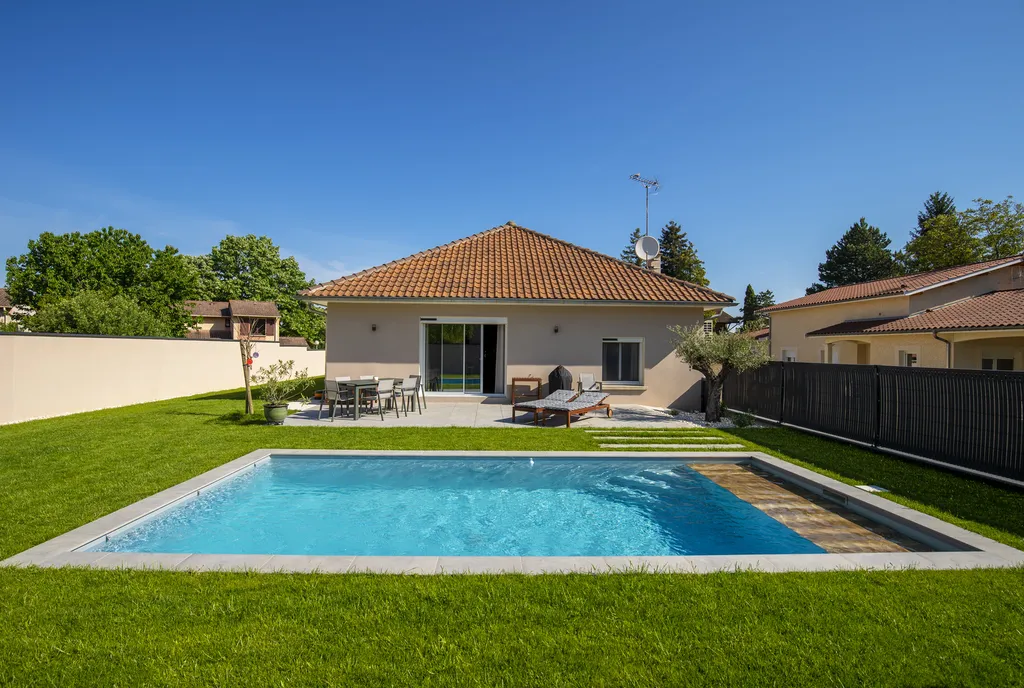 Construction piscine béton armé 7x3,5 avec volet immergé et filtration complète à Saint-Pierre-de-Chandieu Rhône