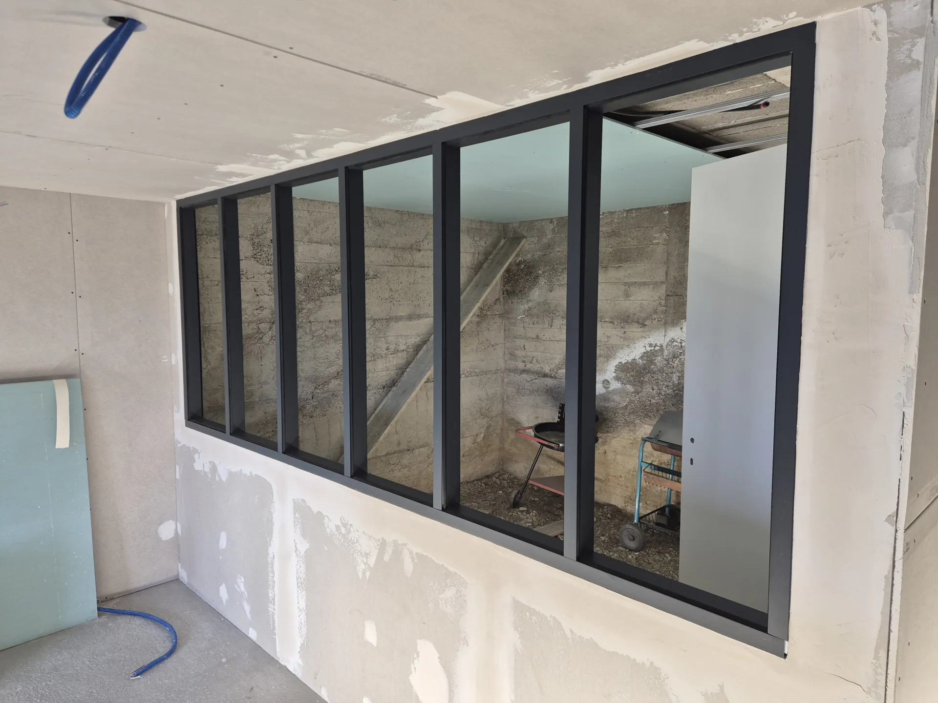 Réalisation d'une verrière en alu de 3,50m pour séparer la cuisine et le salon dans une maison à Mâcon en Saône et Loire