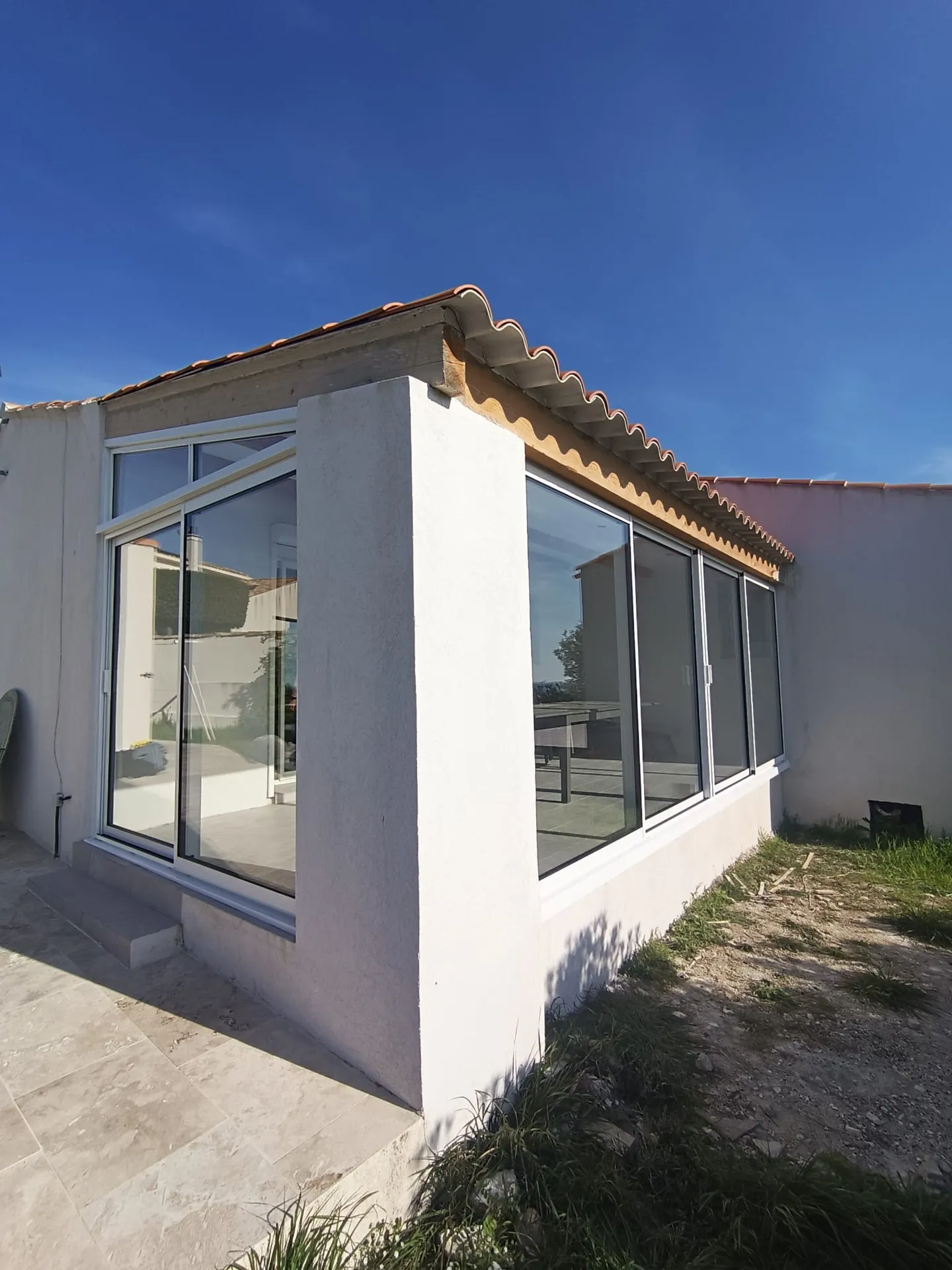 Installation de baies vitrées coulissantes en aluminium sur mesure K-Line à Sausset-les-Pins