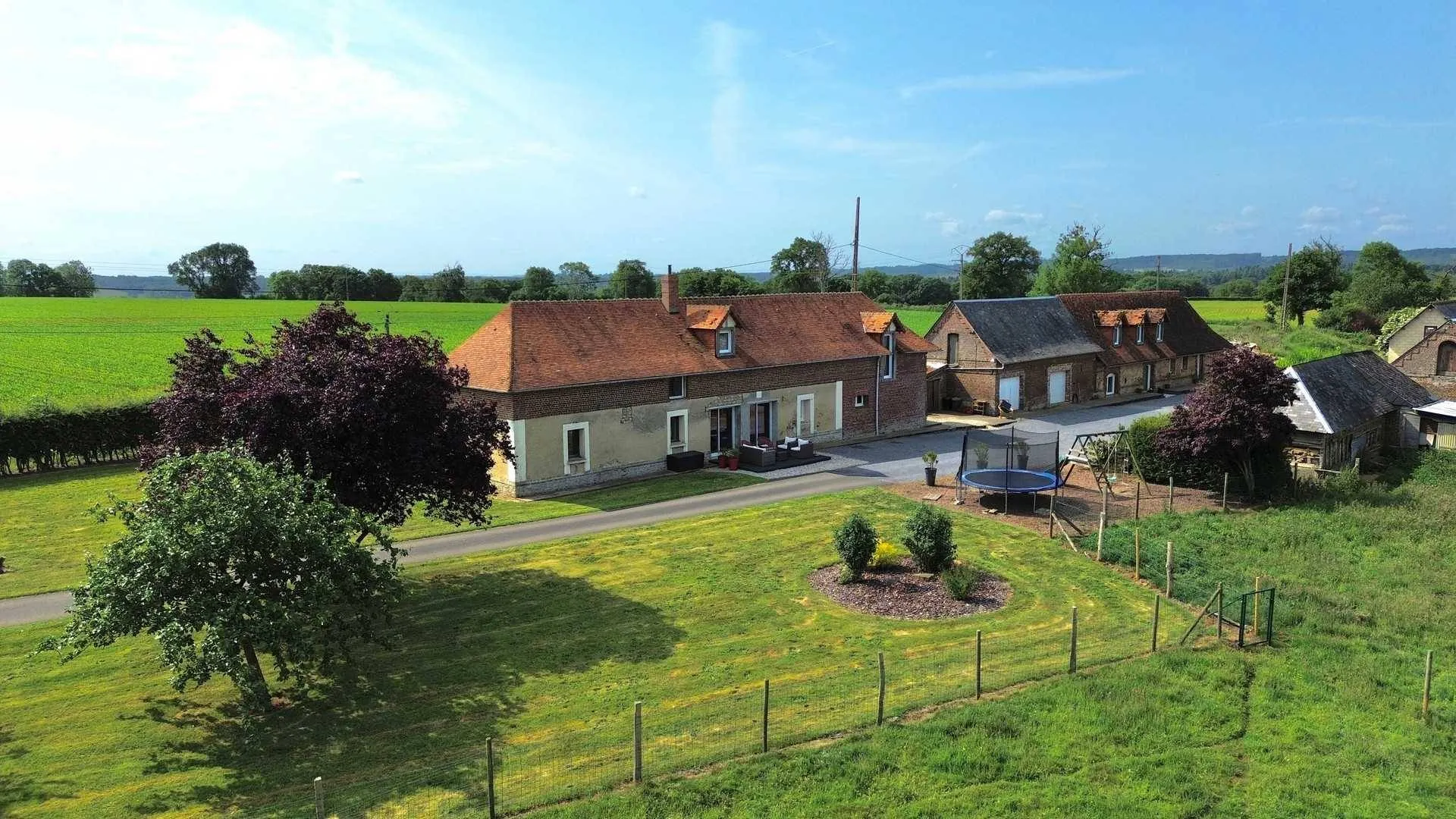 À vendre à Neuville-Ferrières : longère en briques de 1772 avec gîtes – Charme de l’ancien et potentiel touristique.