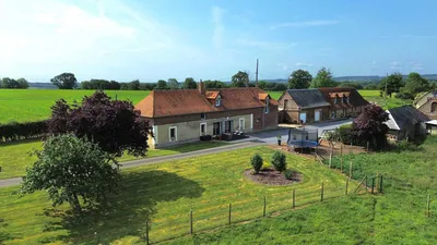 À vendre à Neuville-Ferrières : longère en briques de 1772 avec gîtes – Charme de l’ancien et potentiel touristique.