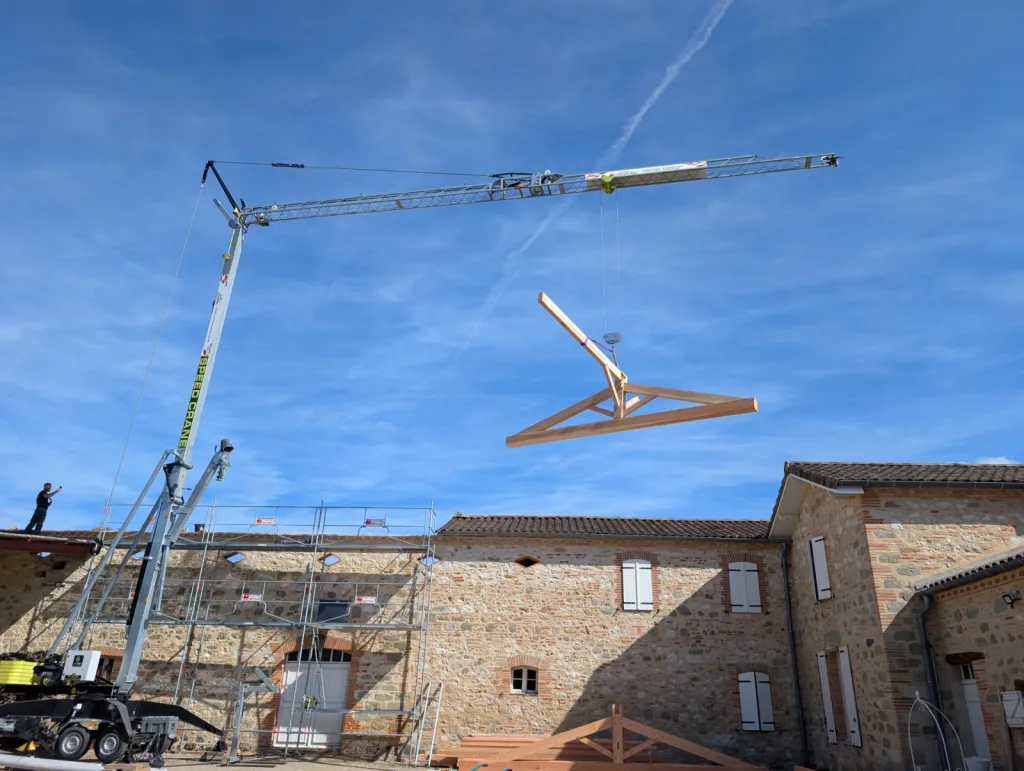 Levage de la ferme traditionnelle en douglas raboté