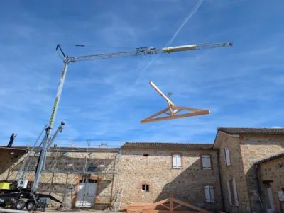 Levage de la ferme traditionnelle en douglas raboté