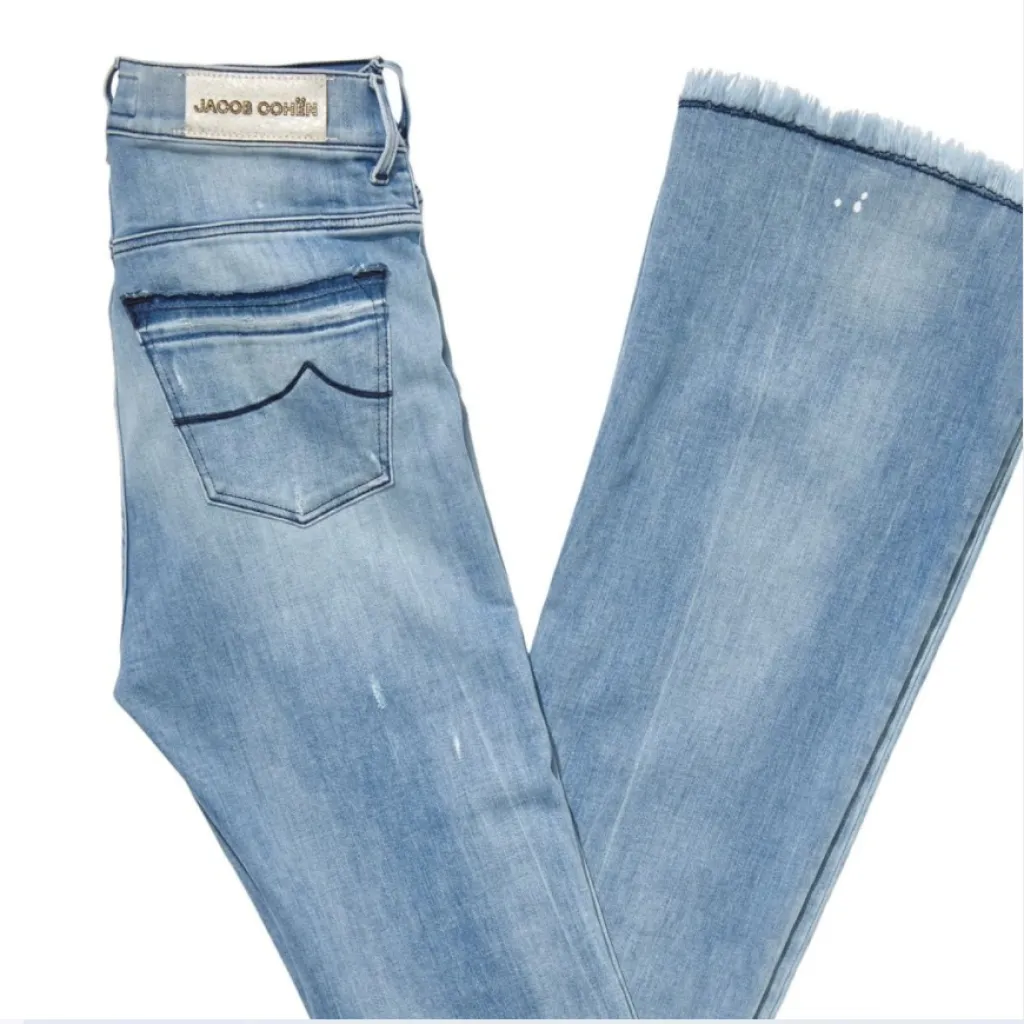 Jacob Cohen des jeans confortables, avec des détails qui les rendent uniques, qui séduisent les femmes stylées.