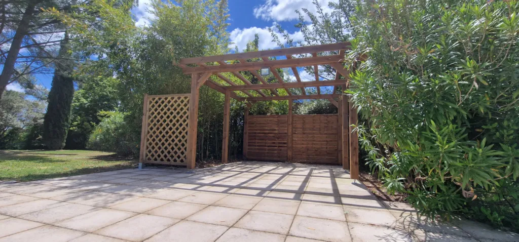 Pergola bois douglas et pin traité avec panneaux décoratifs intégrés – Barjols – modèle sur-mesure jardin
