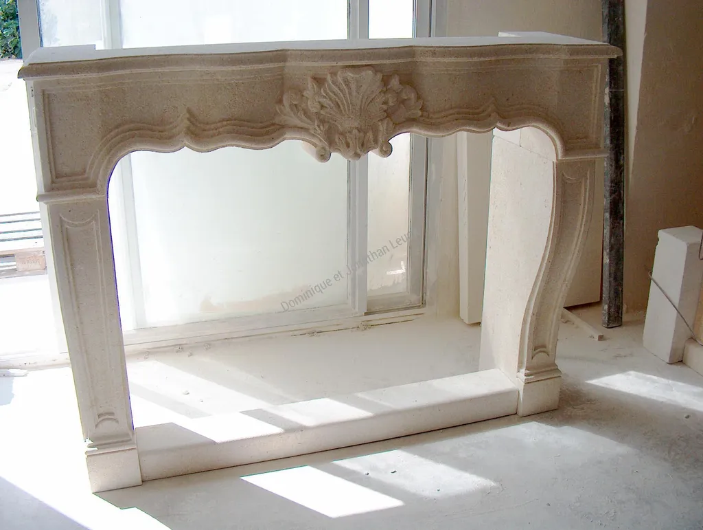 Cheminée en pierre de Beaulieu type Régence