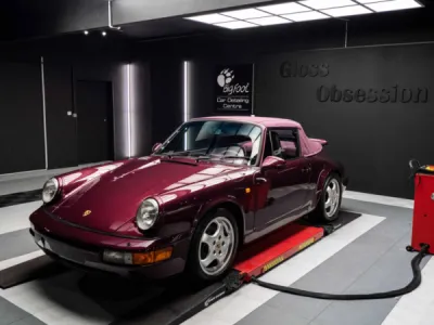 Porsche 911 Carrera 4 avec une finition impeccable après un polissage intensif, suivi d’un traitement céramique, offrant une protection contre les contaminants et les éclats de pierre.