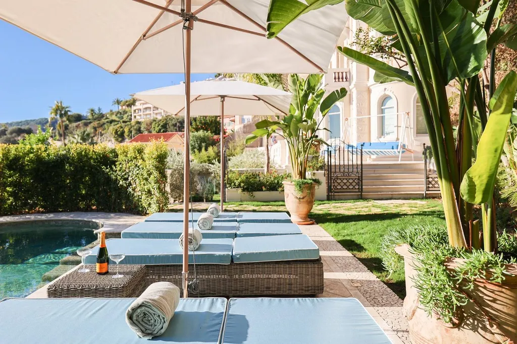 Dallage beige piscine