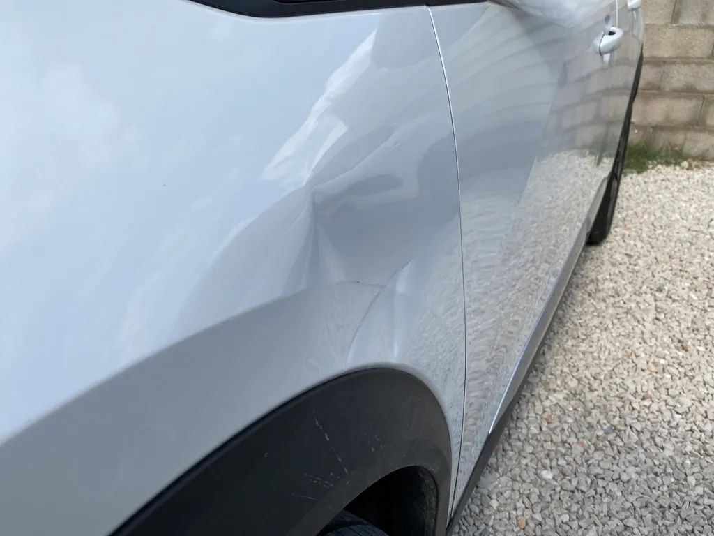 Carrosserie pour débosselage sans peinture (DSP) économique à Carnoux