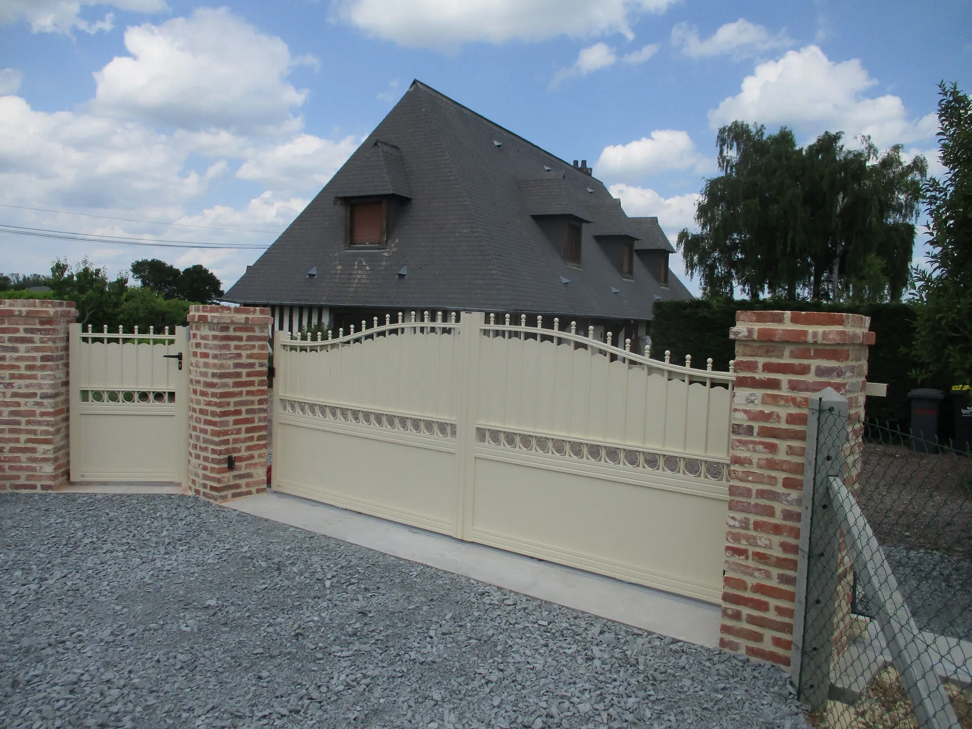 Installation d'Ensembles de Fermeture Extérieure sur Mesure : Portails, Portillons et Clôtures Coordonnés en Aluminium pour Projets Résidentiels à Bernay dans l’Eure 27