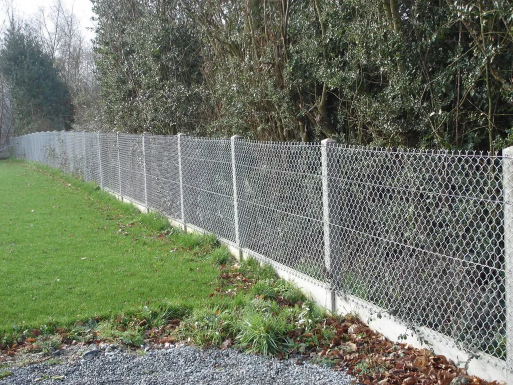 Pose de clôture grillagée sur poteaux béton avec plaques dans à Cormeilles dans l'Eure 27