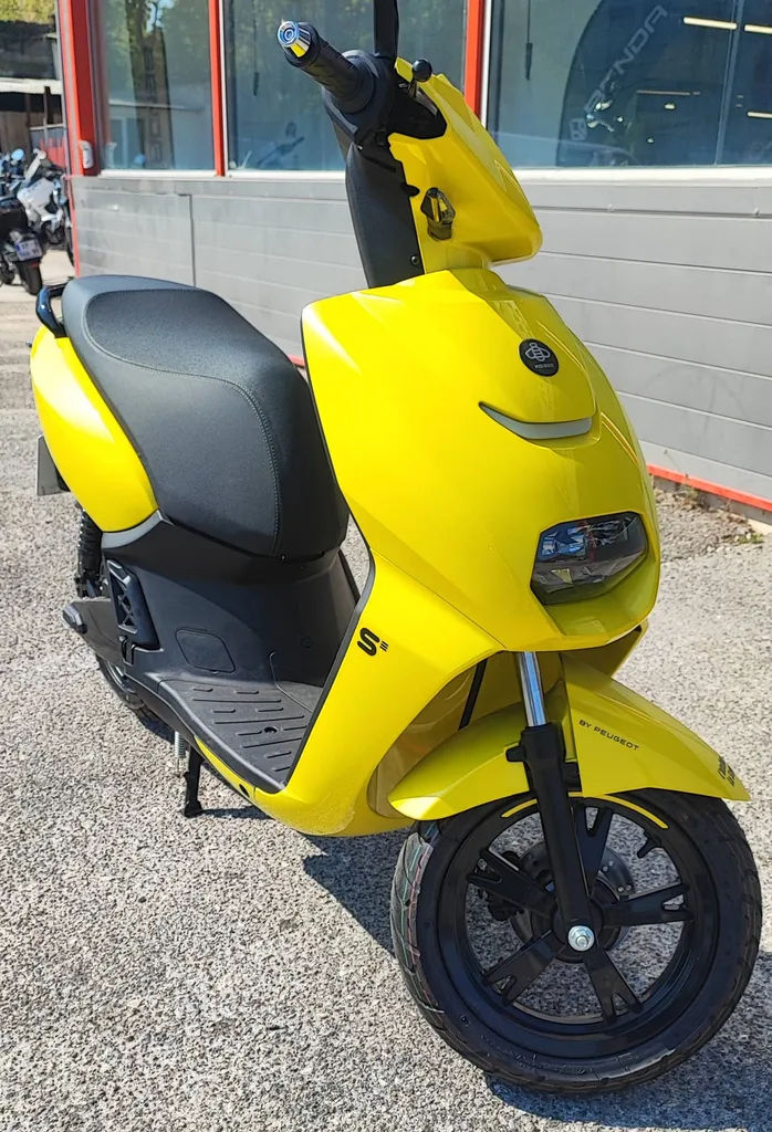 PEUGEOT KISBEE SE ÉLECTRIQUE 50cc DU 04/2025 AVEC 100 KM.