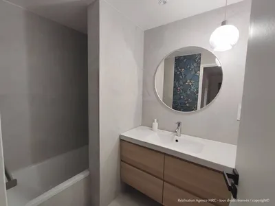Rénovation de salle de bain à Trets : douche extra-plate, rangements intégrés et design par architecte d'intérieur