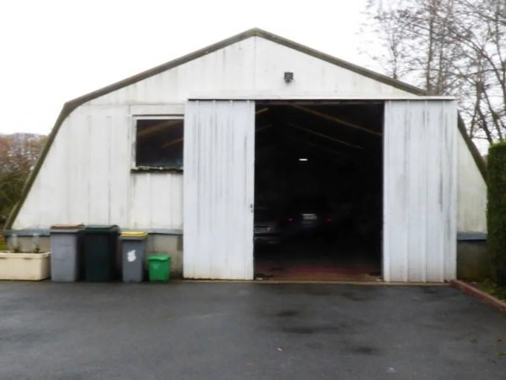 Ce pavillon est équipé de double vitrage et d'une belle terrasse!
