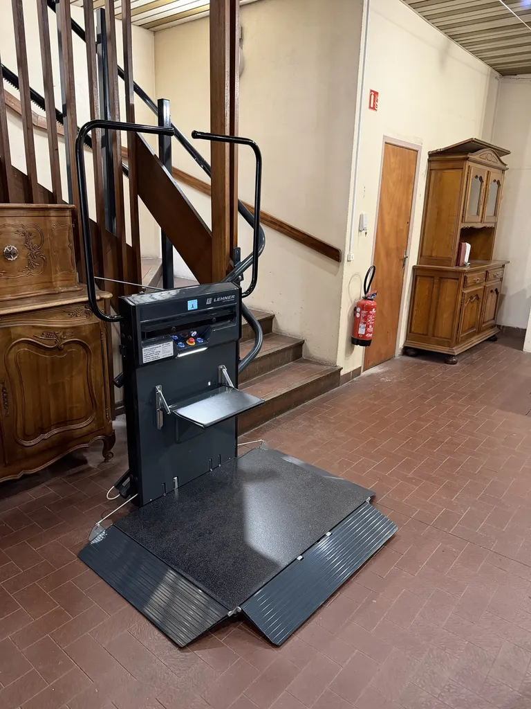 Strapontin intégré, pour cette plateforme oblique Lehner Stratos NG attend son passager en perte d'autonomie à Marseille