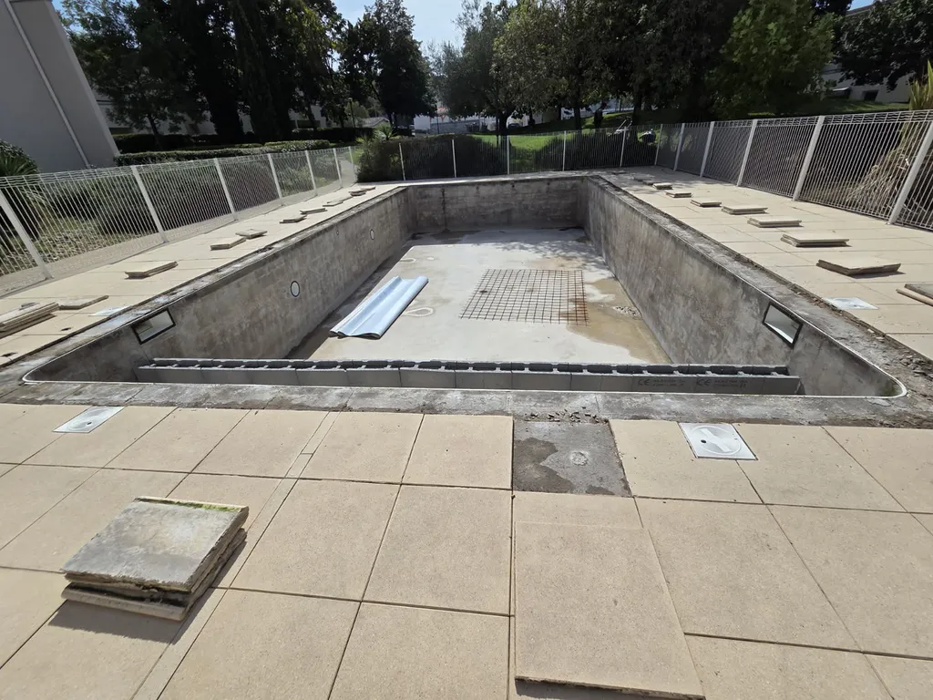 Installation de coffret électrique de filtration sur une piscine à Libourne : raccordement de pompe et horloge de programmation vers Castillon