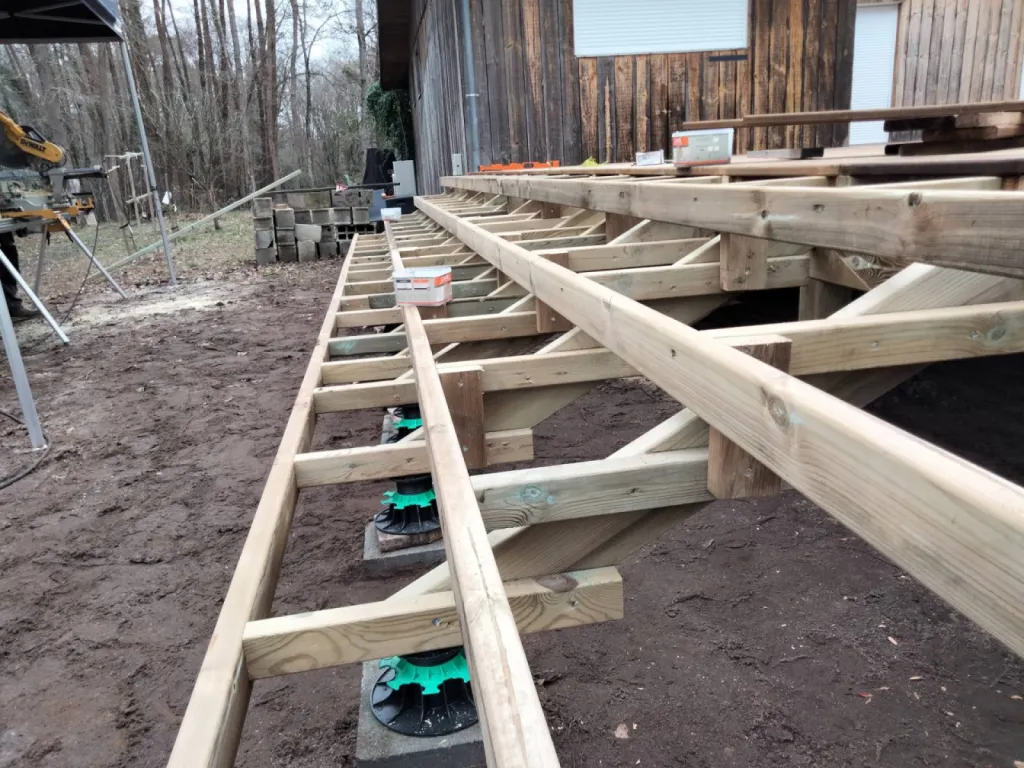 Construction de terrasse bois en pin surélevée autour d'une piscine sur le Bassin d'Arcachon