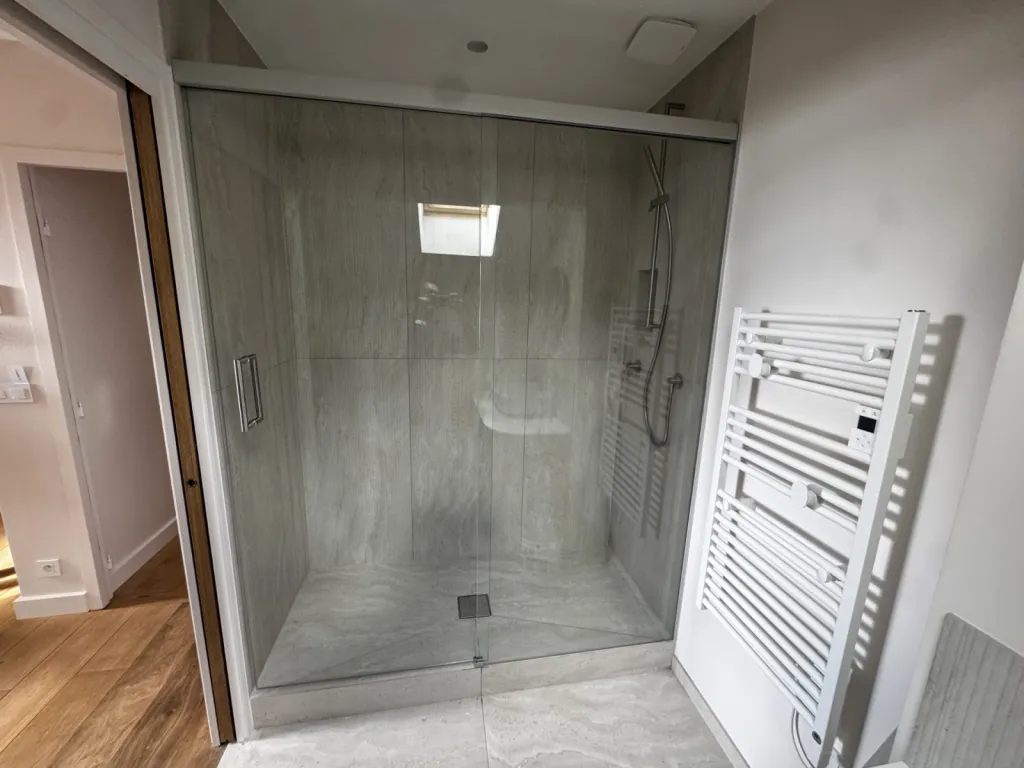 Installation d’une douche avec parti fixe et porte coulissante à Annecy