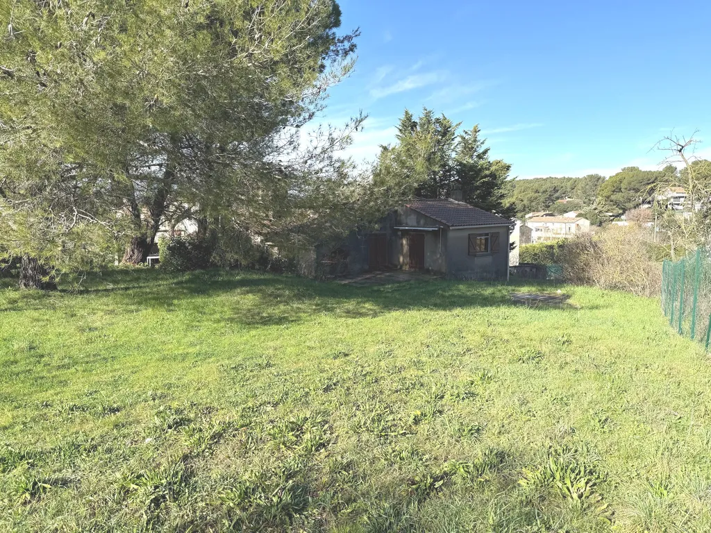 En pleine campagne proche du village de Roquefort la Bédoule