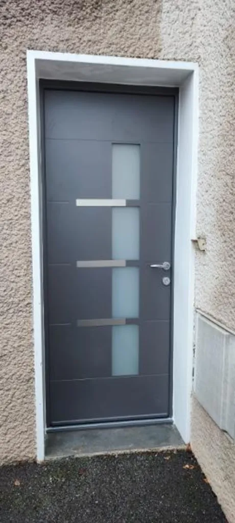 Porte d'entrée en aluminium avec pièces en alunox à Chevigny Saint Sauveur