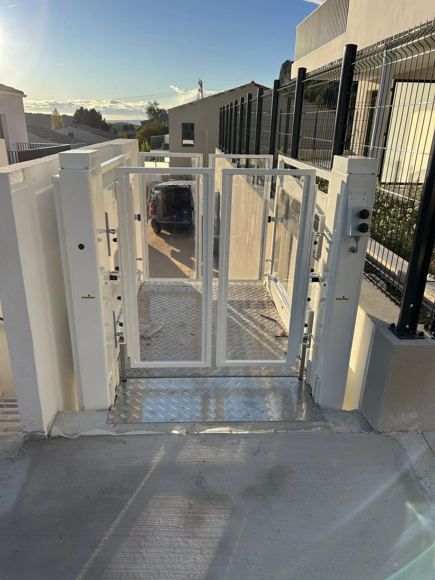 Boutons d'appel montée/descente comme un ascenseur, pour cette plateforme élévatrice verticale Strategos au domaine de Bellepeire aux pennes Mirabeau près de Marseille