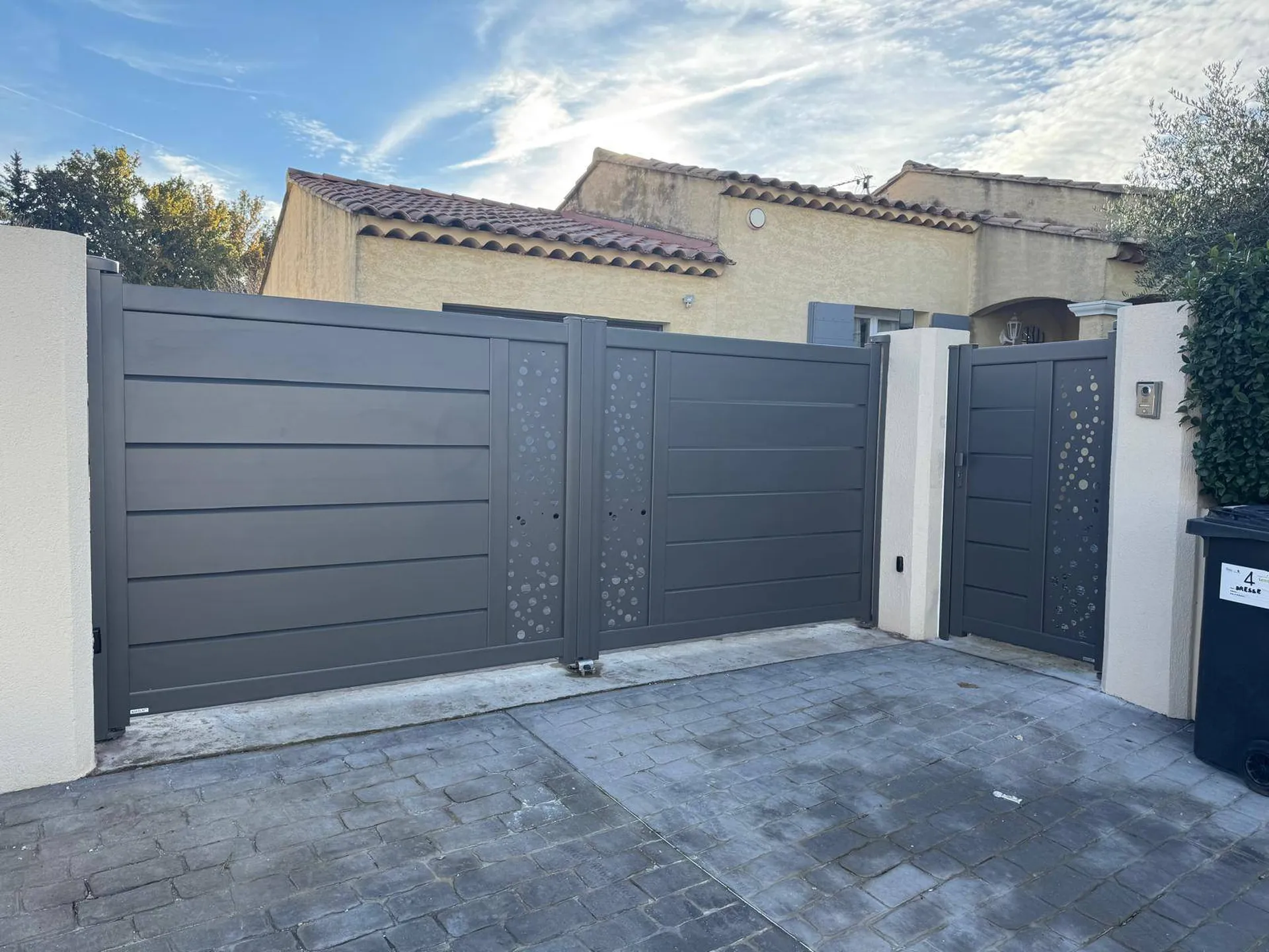 Installation d’un portail motorisé et portillon aluminium sur mesure