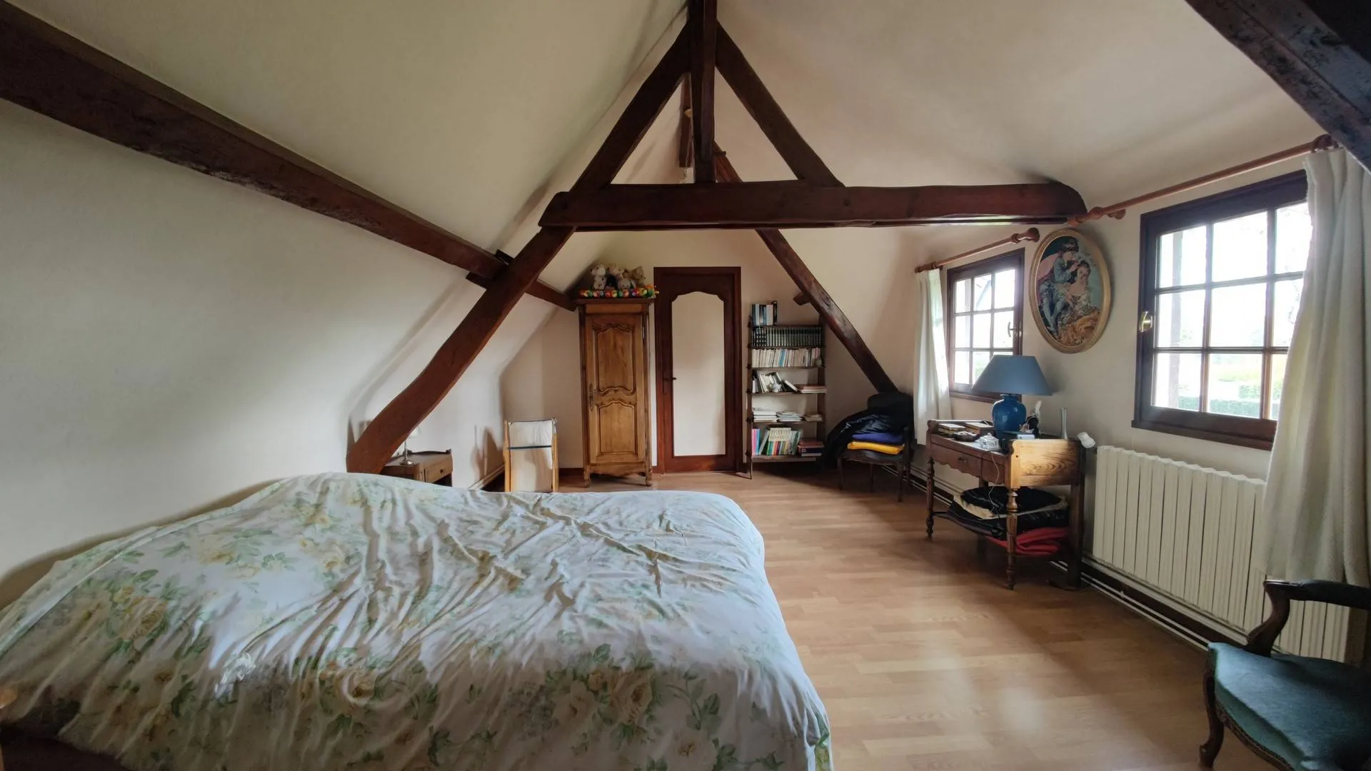 Longère de 153 m² avec dépendance sur 3300 m² de terrain, dans un village calme située à 20 mn de la Mer et de Dieppe, en Normandie, proche d'un bourg tous commerces.