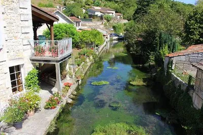 Vue authentique de Mouthiers‑sur‑Boëme en Charente, idéale pour illustrer l’estimation professionnelle de votre camping‑car.