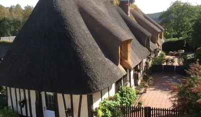 A vendre, ensemble de Chaumières Normandes avec vue dégagée et piscine chauffée, à 20 minutes d'Honfleur 14600