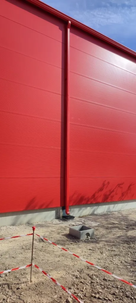 Gouttières aluminium G380 sur un bâtiment industriel