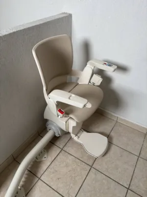 Ce fauteuil monte-escaliers OTOLIFT Smart bénéficie de toutes les dernières innovations dans une copropriété à Fréjus