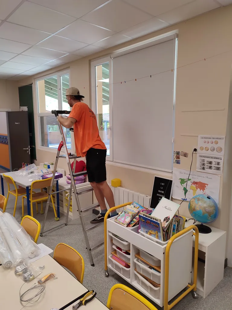 Quels stores choisir pour des bureaux bien protégés du soleil à Salon-de-Provence ? Installation de stores intérieurs et extérieurs personnalisés