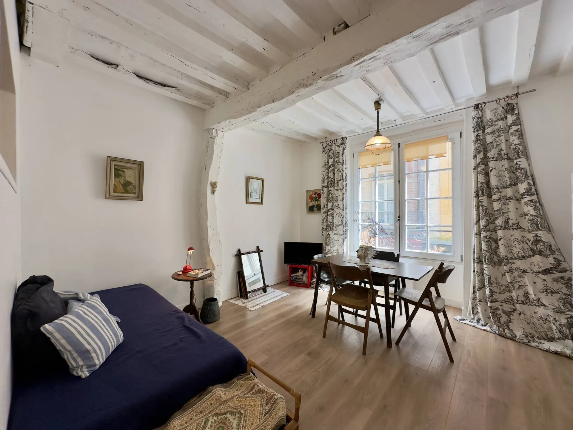 À vendre charmant studio dans une petite copropriété conviviale.