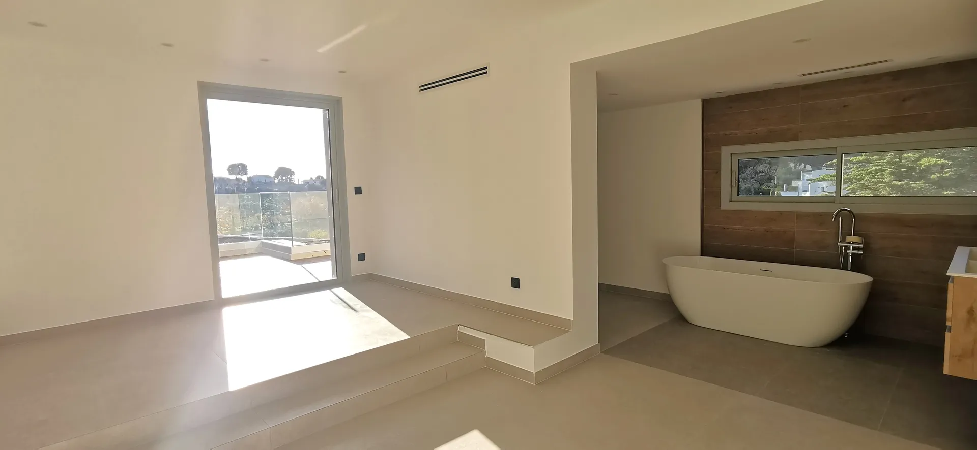 Vente maison entièrement rénovée Cassis centre quartier recherché avec grand garage, terrasses, piscine et appartement T2 indépendant
