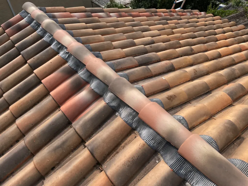 Changement d’un Faîtage avec Rive et nettoyage de toiture de maison sur Martigues